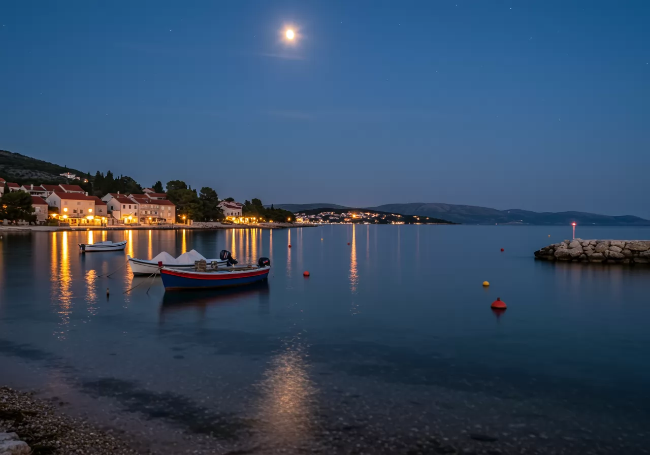Na obrázku je fotorealistická noční přímořská krajina u Pag s malými tradičními dřevěnými loděmi tiše nakládajícími sůl za měsíčního svitu, skryté zátoky naznačující tajné pašerácké cesty, klidné moře s odrazem a vzdálenými slabými světly z města.